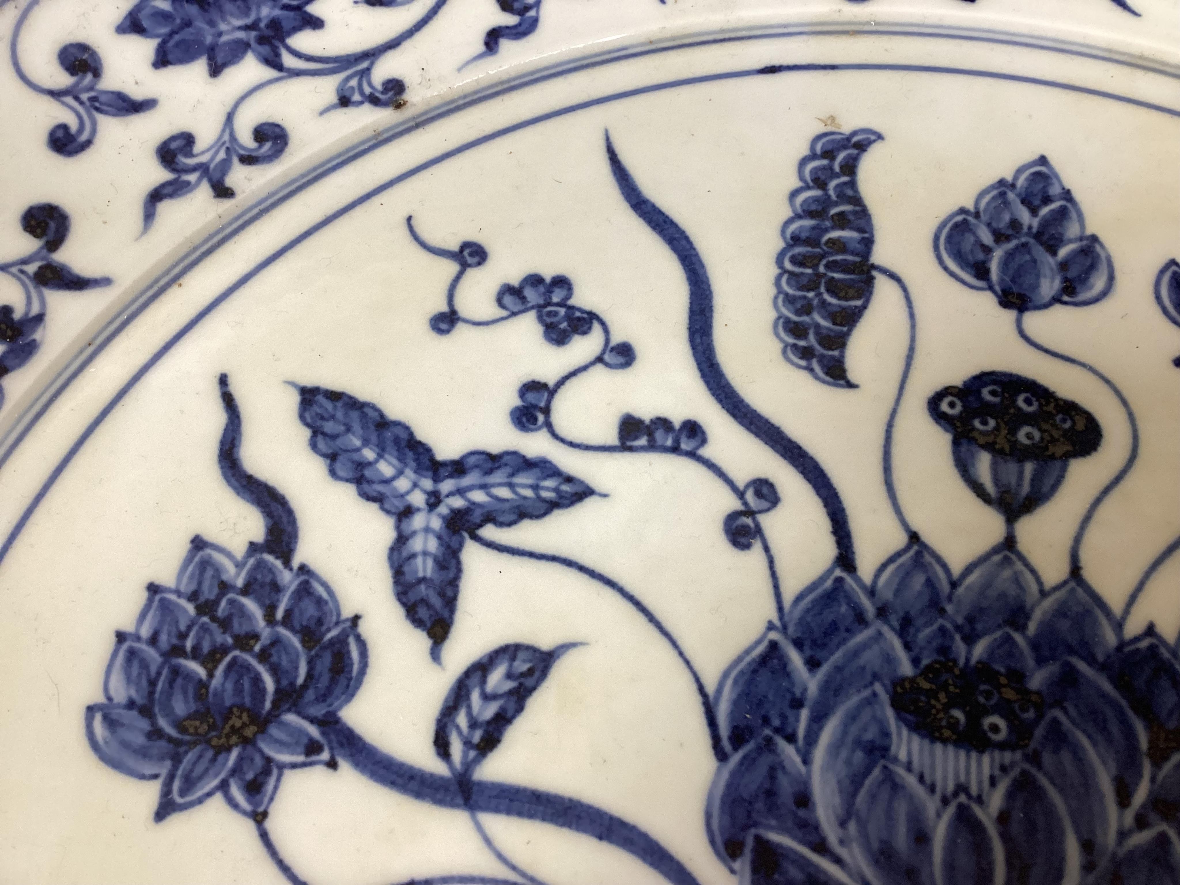 A large Chinese Ming style charger, 45cm diameter. Condition - good